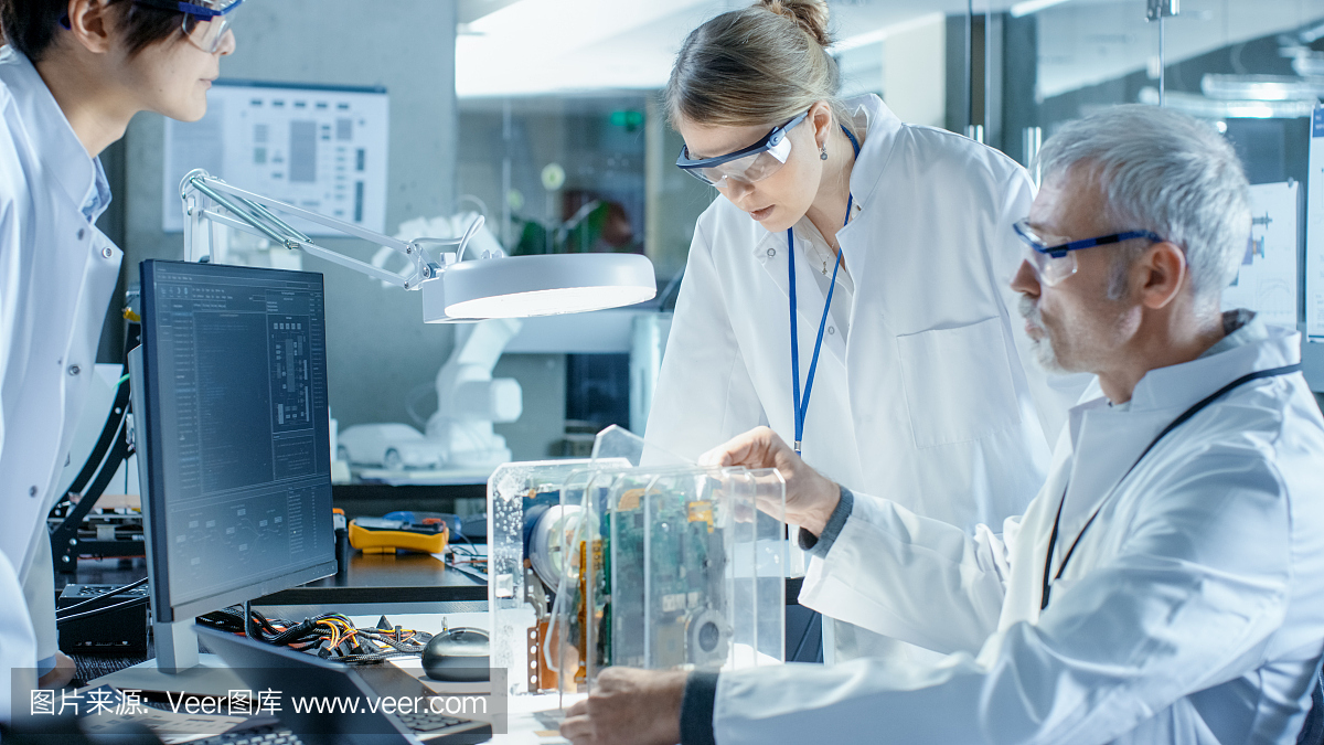 科學家團隊選擇印刷電路板與工作。在背景技術先進的科研中心。